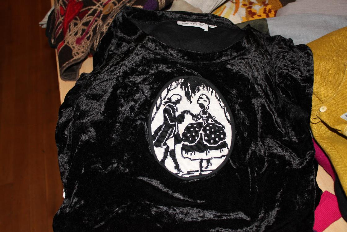 Her er der sydd på et nydelig strameibroderi.