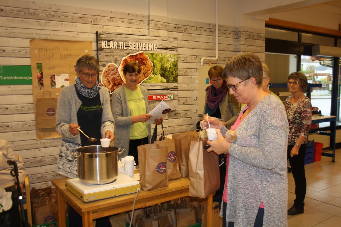 Ingrid Træet deler ut smaksprøver