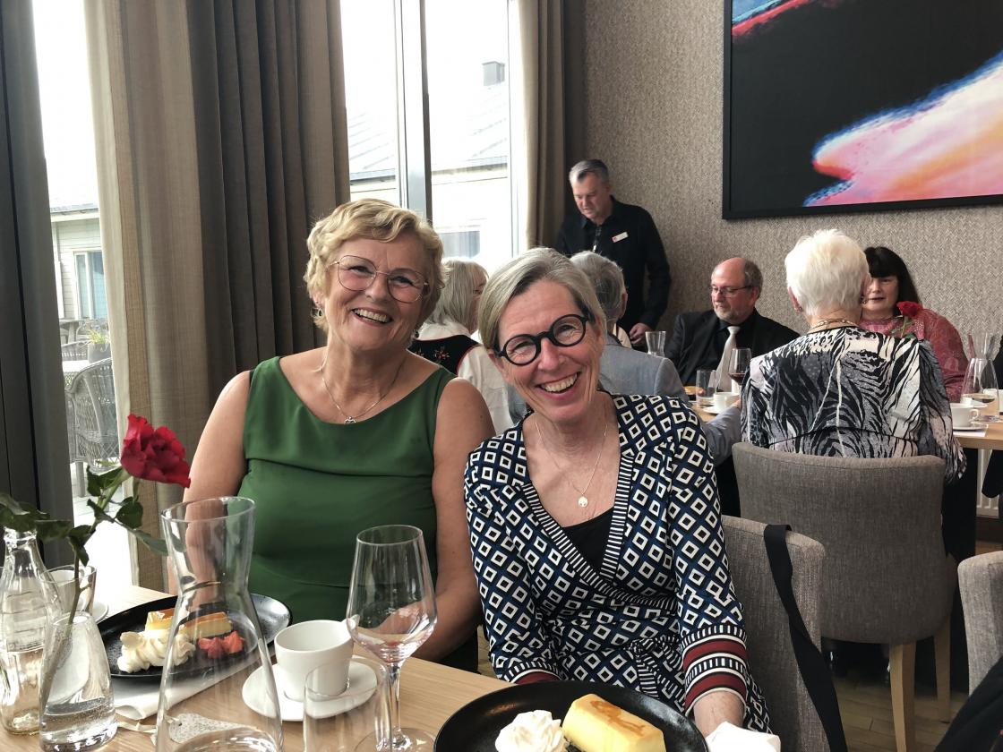 To som kom med gratulasjonar,- Liv Borghild Hildre og Cesilie Aurbakken.