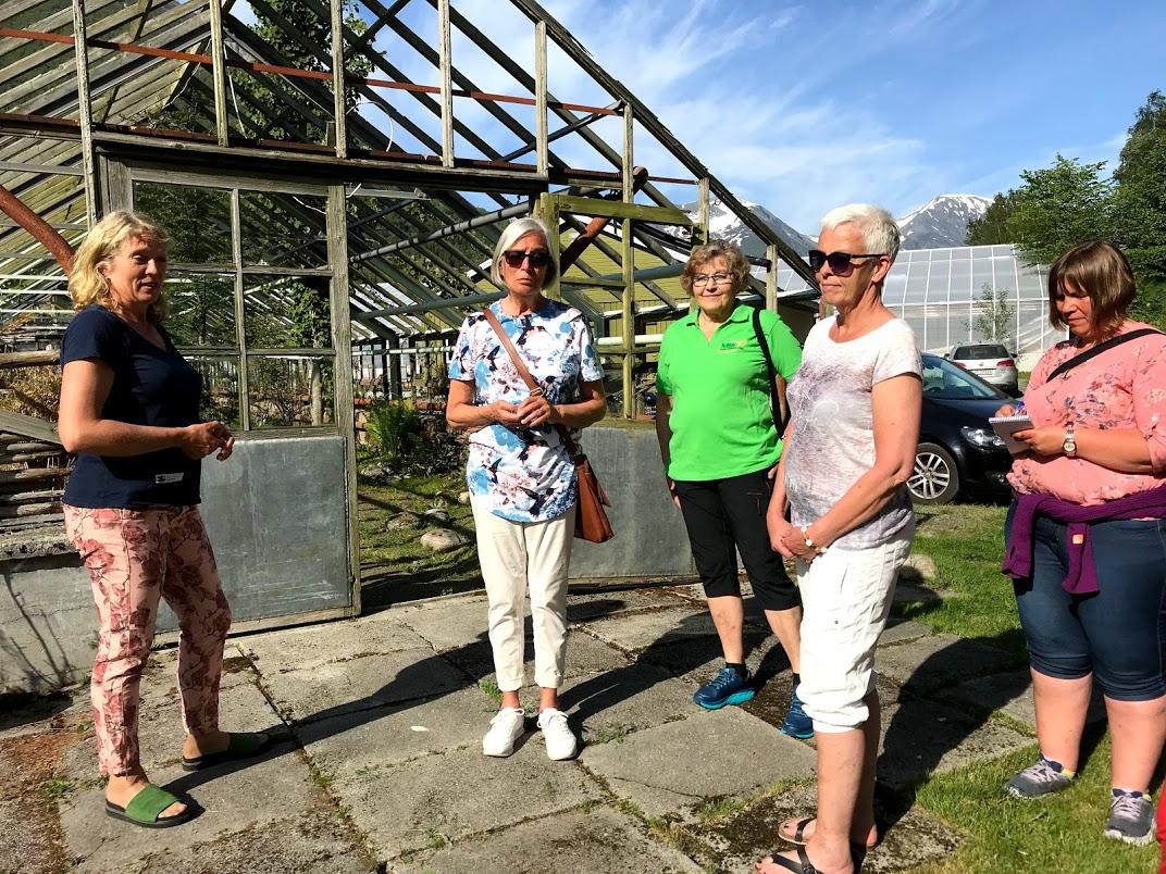 Merete  Myklebust, til venstre. fortel om prosjektet sitt.