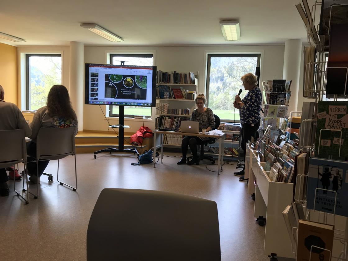 Solveig takkar Eva Hilde for innsatsen som kviss-leiar.