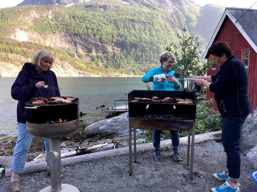 Grillgjengen i aksjon,- Nelly, Eva og Mette Marie.