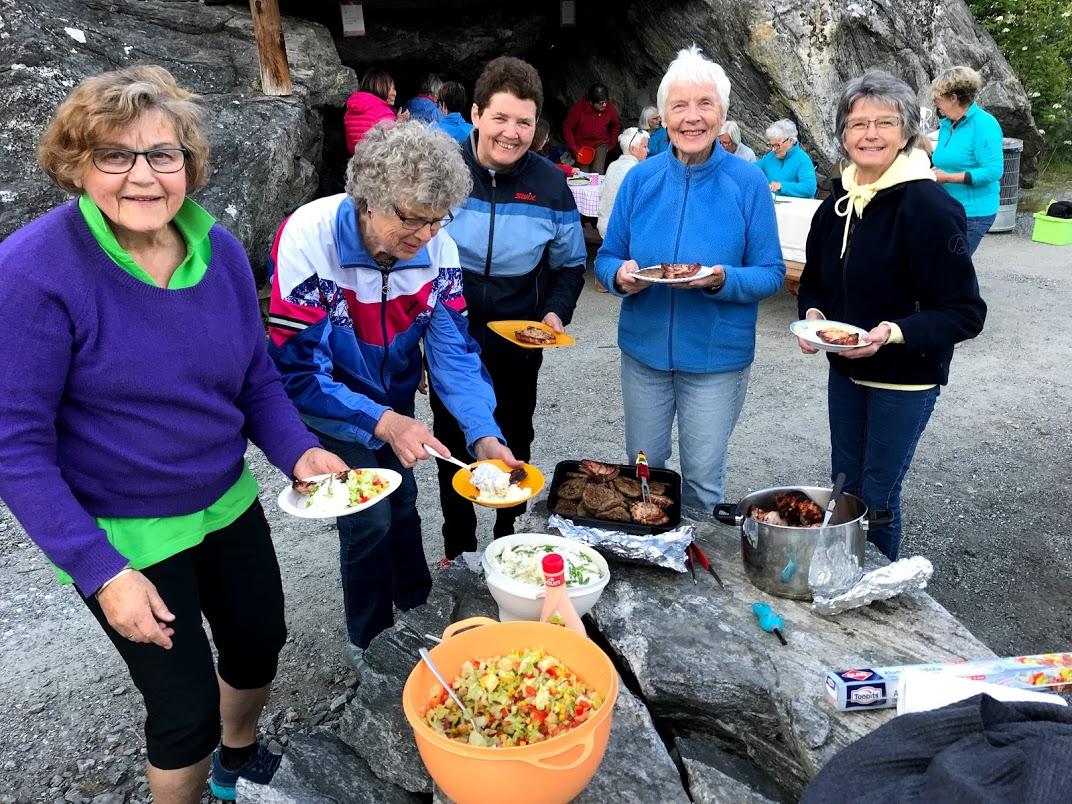 Svoltne damer forsyner seg!