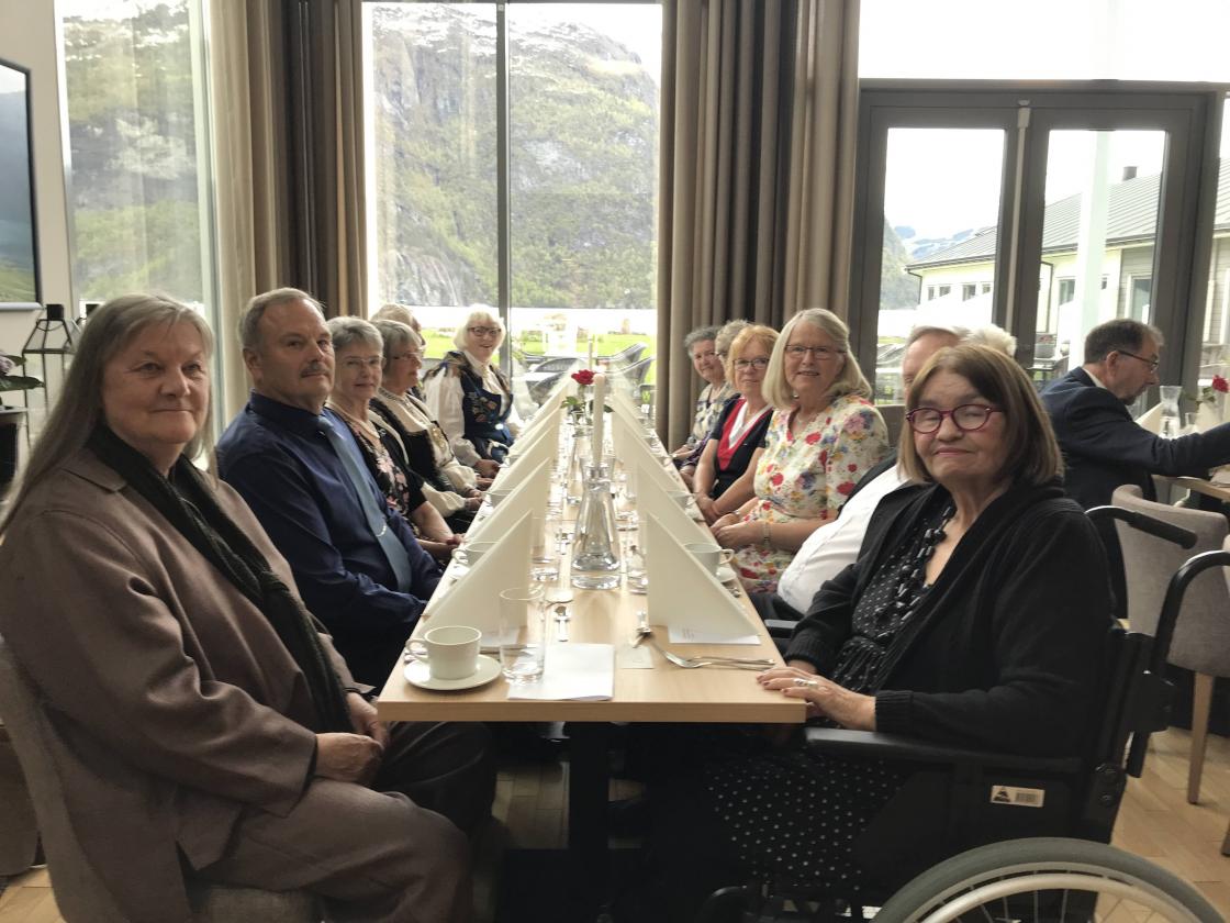 Ventar spent på maten.