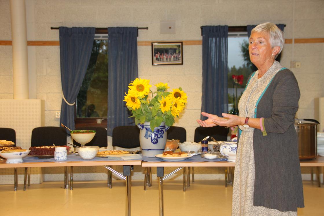 Torill H. Braaum presenterte rømmegrøt, rørekaker og kling - alle med opphav fra Sunnfjord.