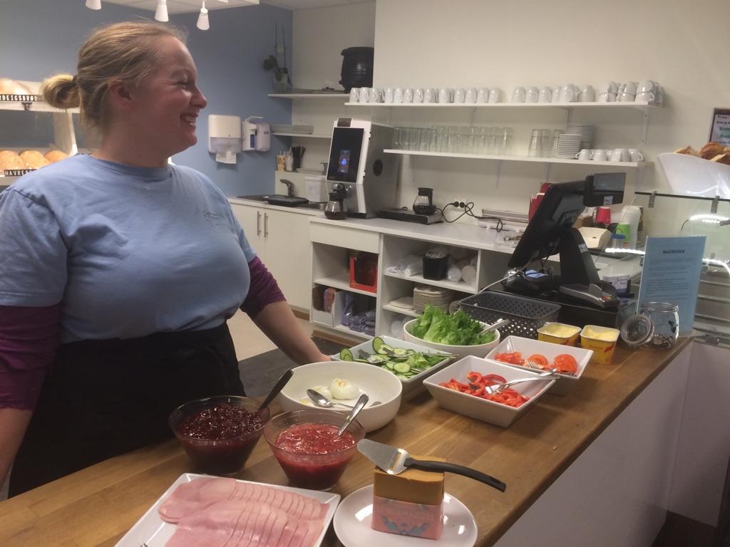 Hillevi med god kveldsmat.