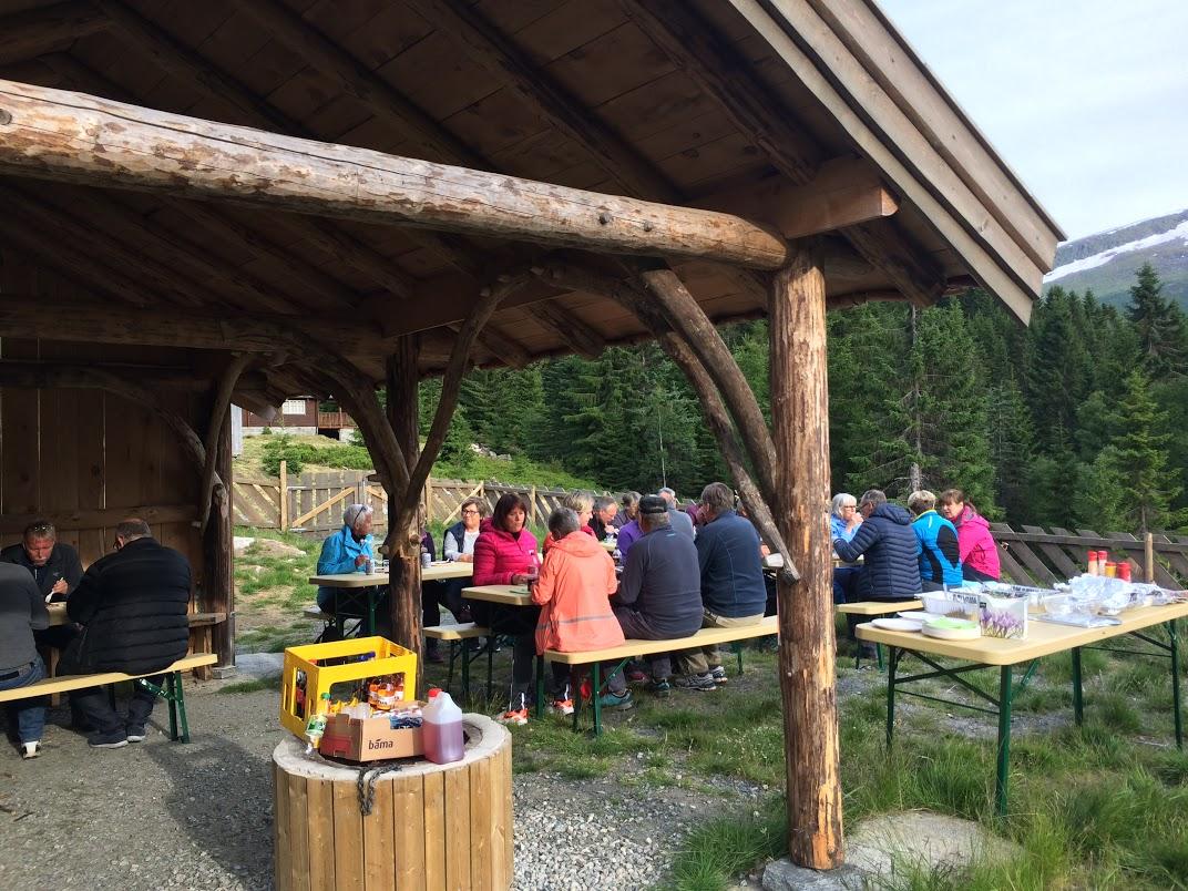 Grillmaten smakar godt.