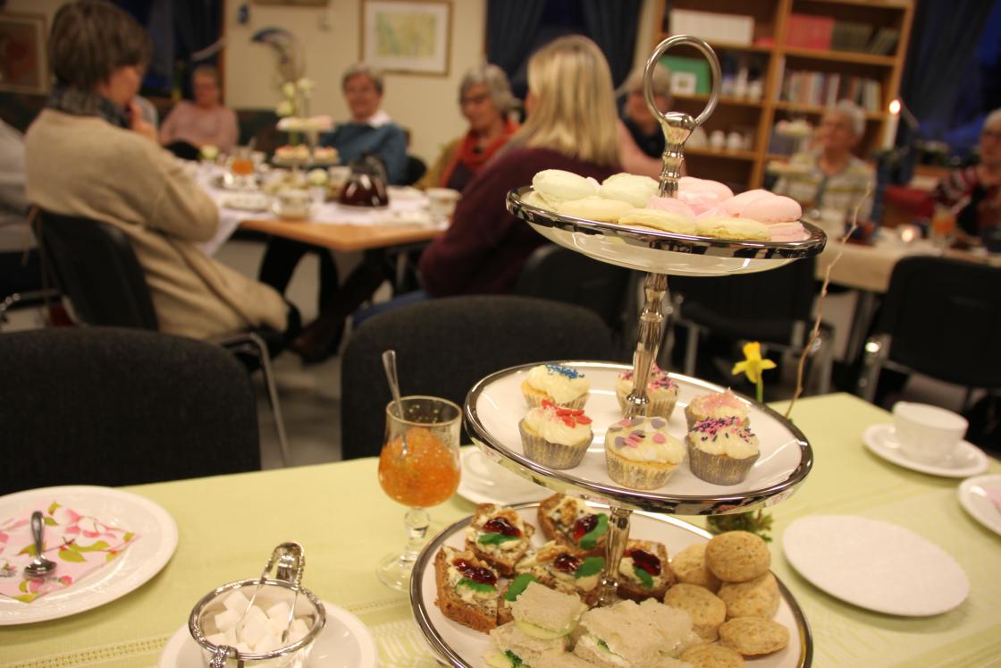 Tradisjonen tro er serveringsfatet i tre etasjer.