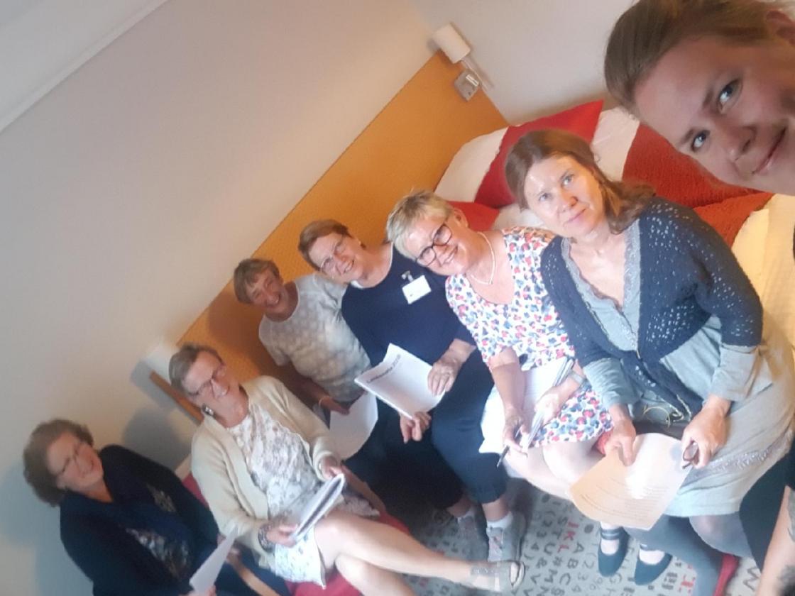 Fra venstre Liv Kristin Brattum, Ingrid Grene Henriksen,Kari Fjeldstad Luke, Marit H. Lund, Birgit Gullerud, Merete Winger og fotograf i anledningen Hanne Lersveen.