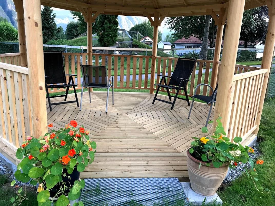 Litt blomster måtte vere med, vi flytta litt frå hagen.