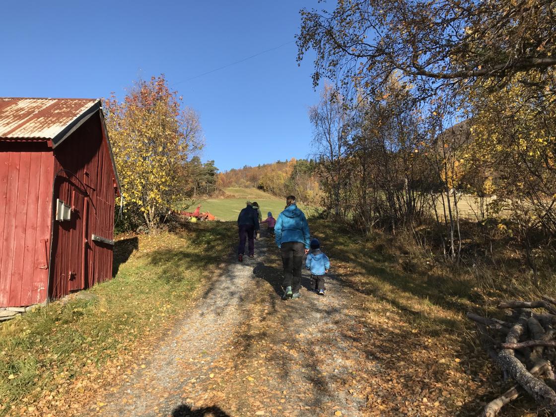 Kjekt å gå gå i lag,- store og små.