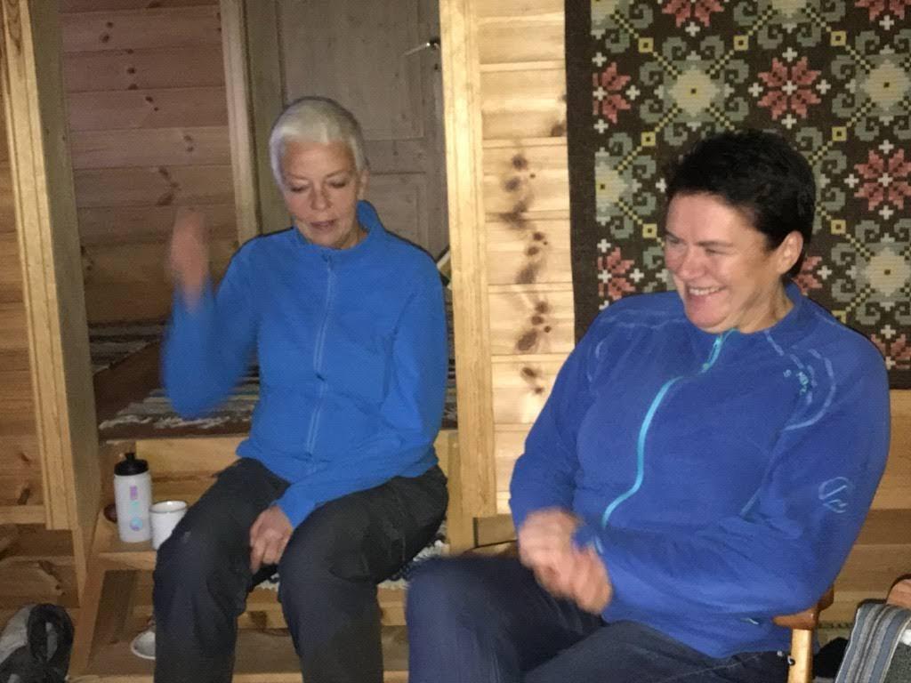 Brita og Mette Marie kosar seg.