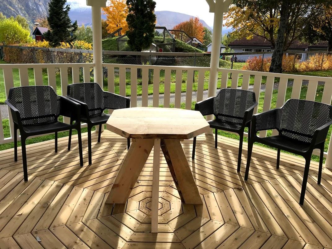 Nytt bord har vi fått, bildet er tatt ein fineversdag!