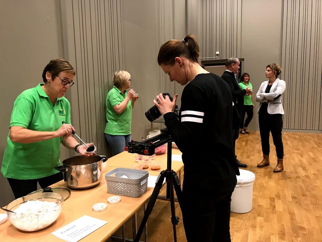 Wenche i full konsentrasjon om den gode suppa!