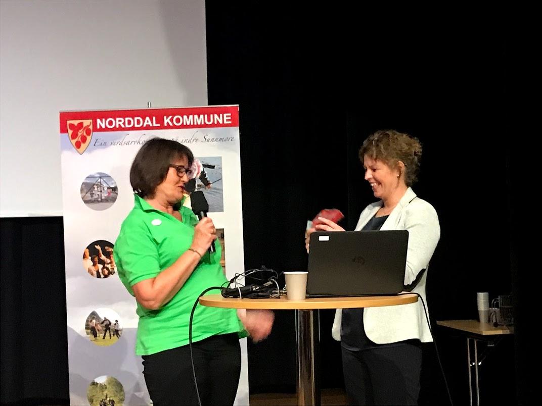 Anita Dyb Linge fekk gode strikkavottar som takk for innsatsen.