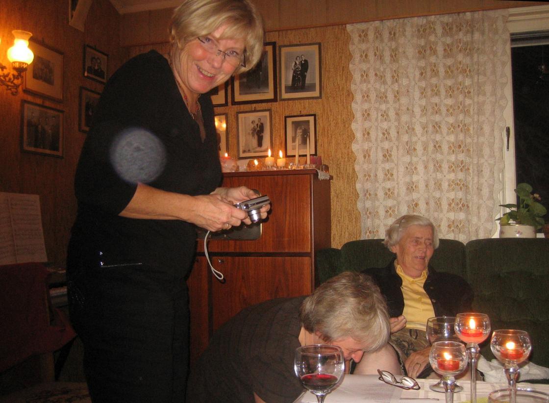Vi ble jo litt lattermilde mens alle nakne føtter fikk hjelp til å komme i vannbad