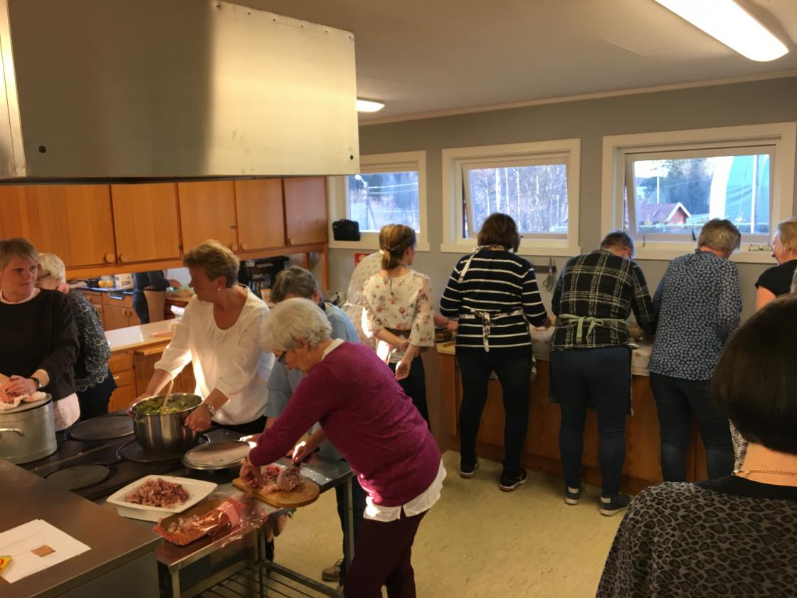 Her kjevles det flatbrød av bygg. Fint at det er lange kjøkkenbenker på Fossnes.