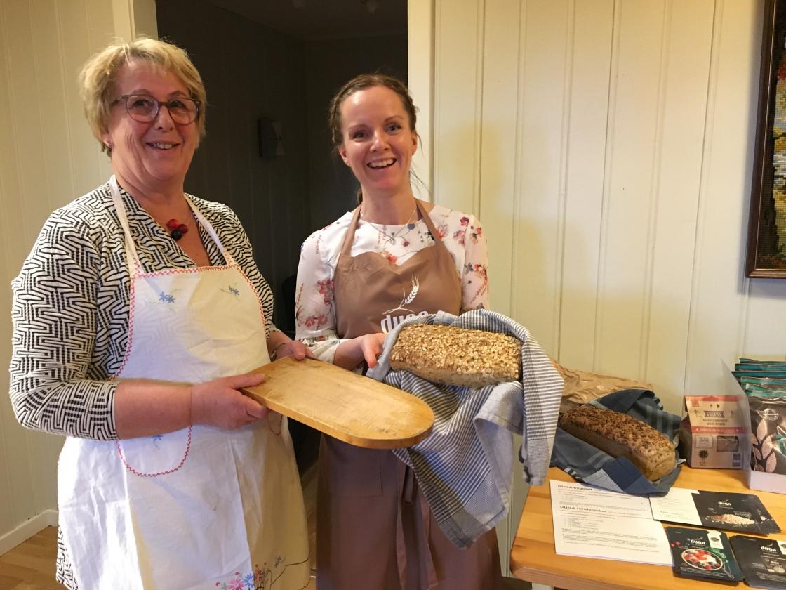 Anne I. og Anne Marthe med brødene som Anne Marthe har bakt og inneholder 30 prosent kokte bygg-gryn