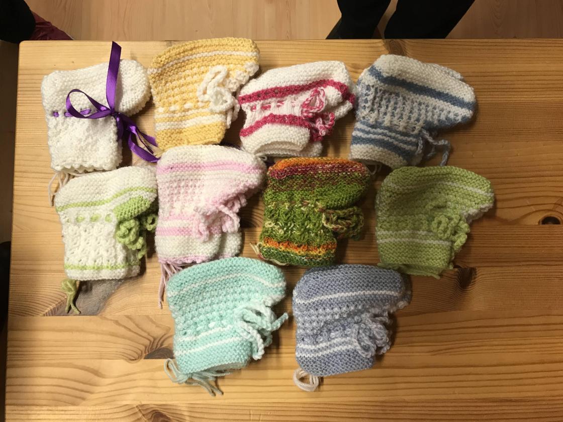 Eva Hanssen hadde strikka flotte labbar som nyføddgåve frå Vbk.