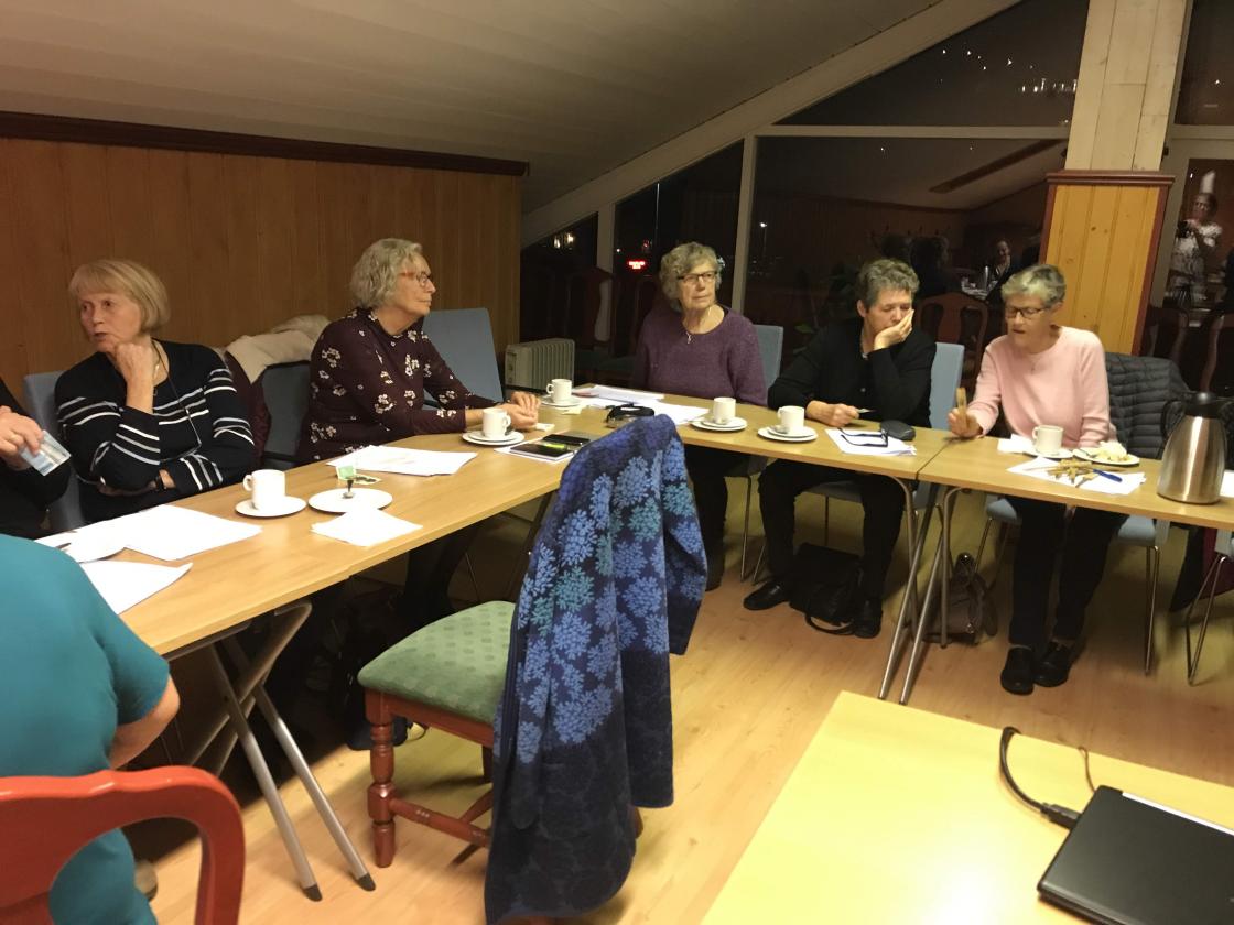 God diskusjon og prat rundt borda.