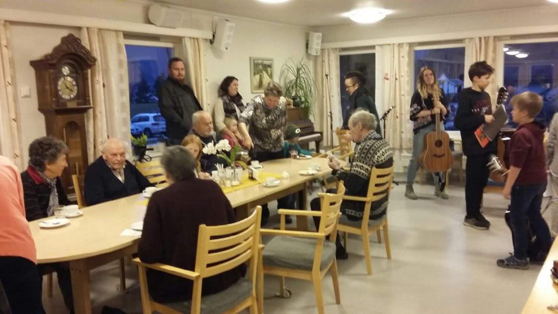 Folk kosa seg med kaffi, kaker og musikk.