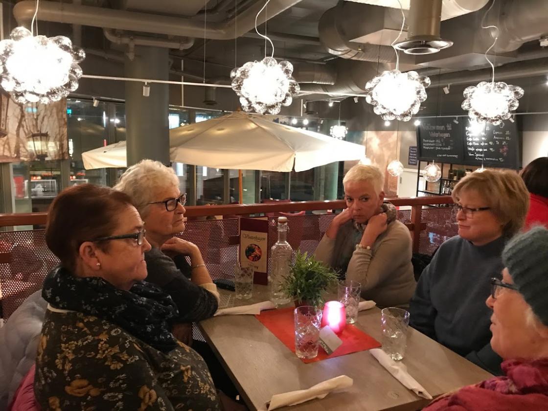 Ventar på mat i Vinterhagen.