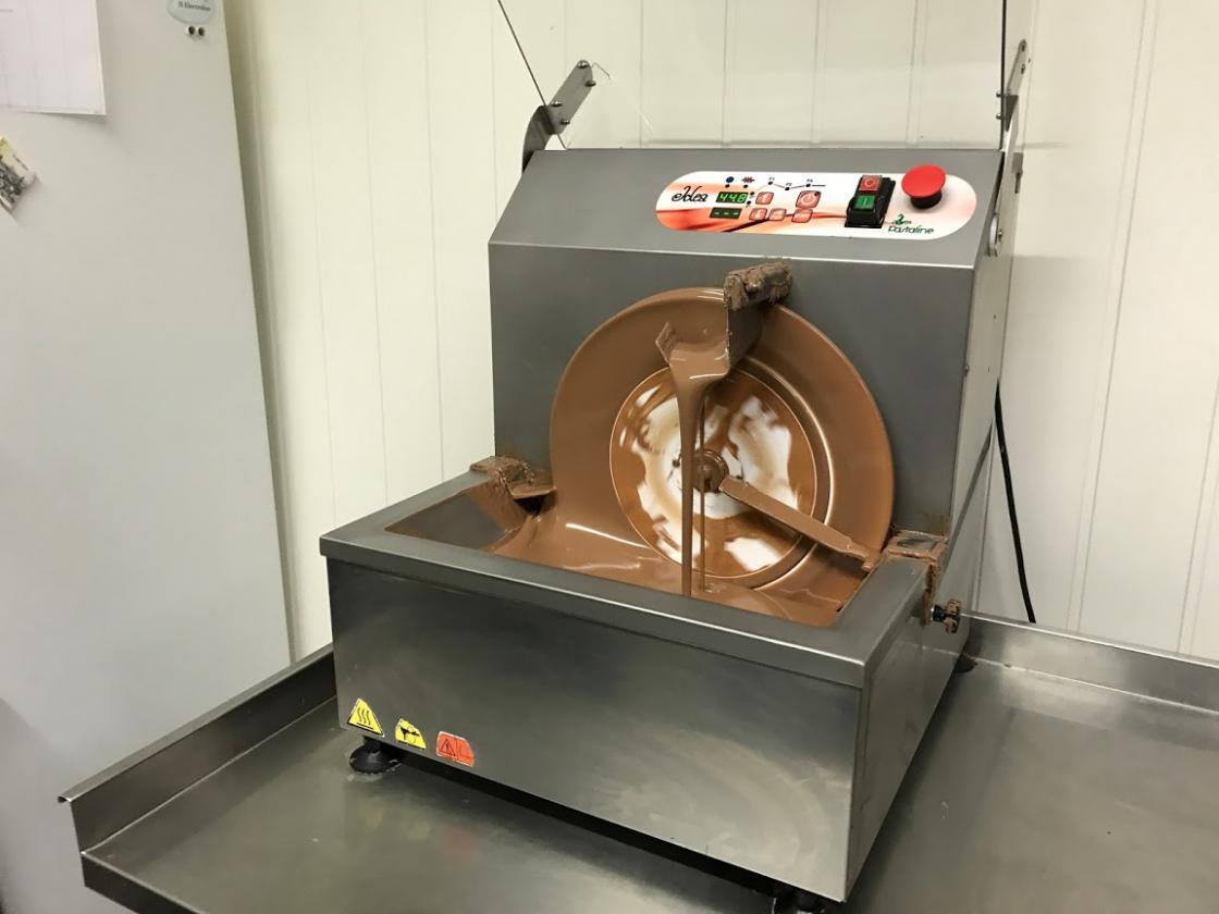 Sjokoladen blir rørt rundt og har rett temperatur.