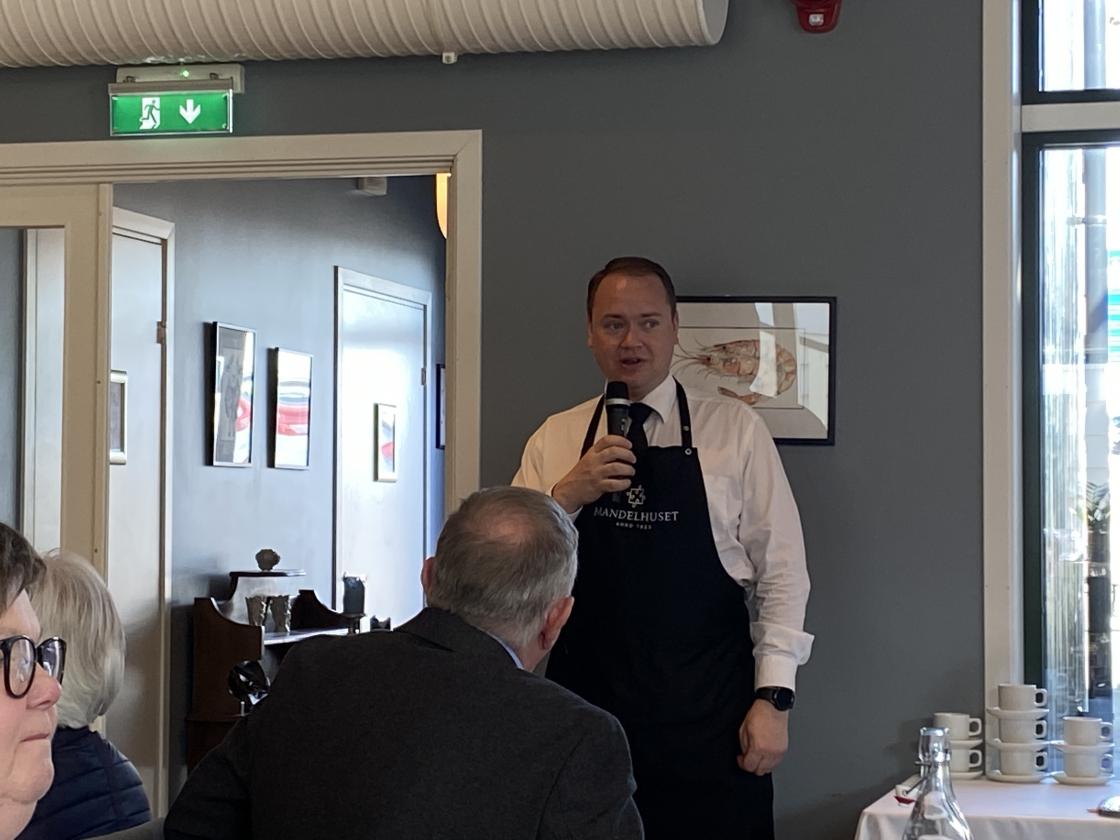 Innehaver av Mandelhuset.