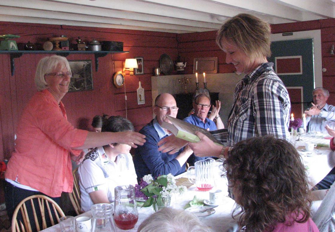 Turid Aspehjell overrekte Seterboka til Aud Lindis frå kommunen.