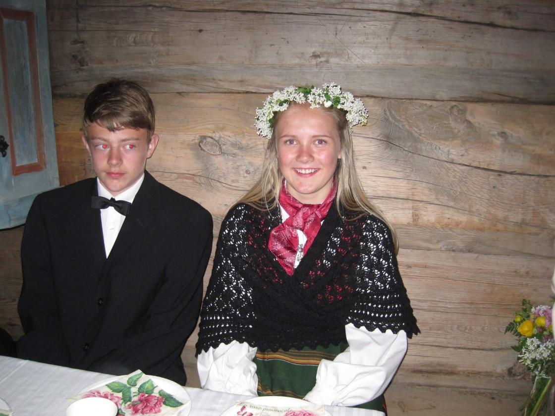 Brudeparet til bords.