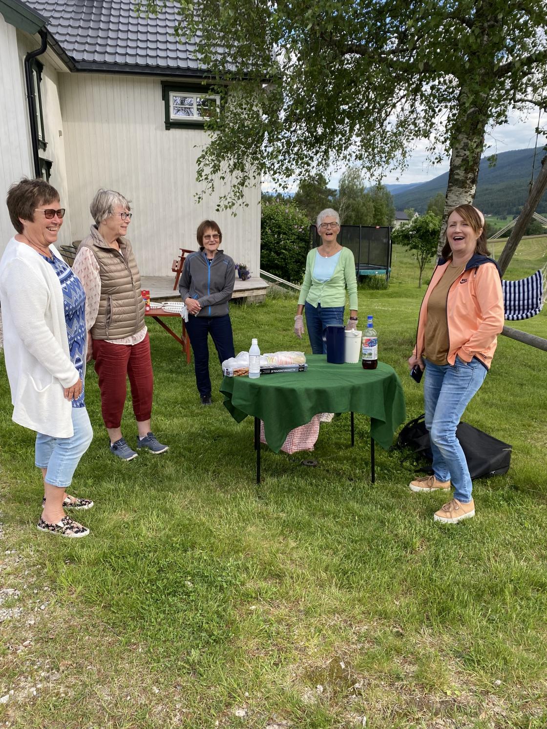 Bygdekvinnene klare til å servere