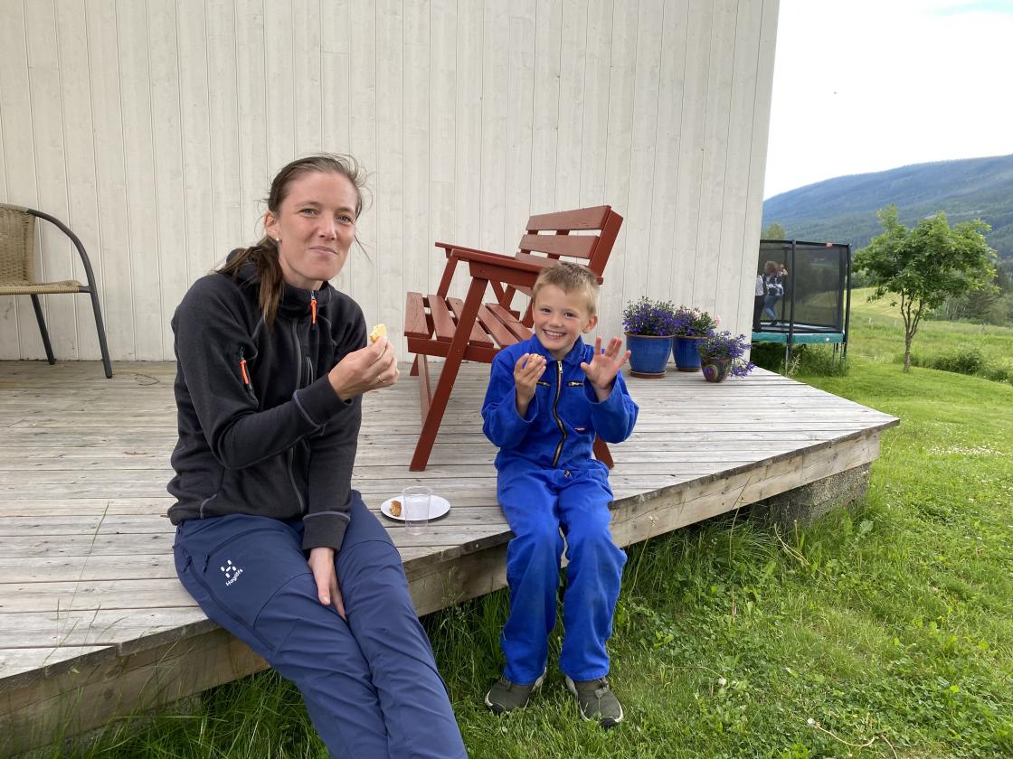 Mor og sønn koser seg med honningsmaksprøvene