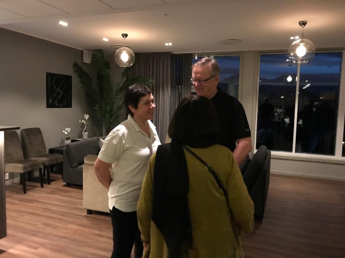 Koselege sofagrupper ser vi og i lokalet.