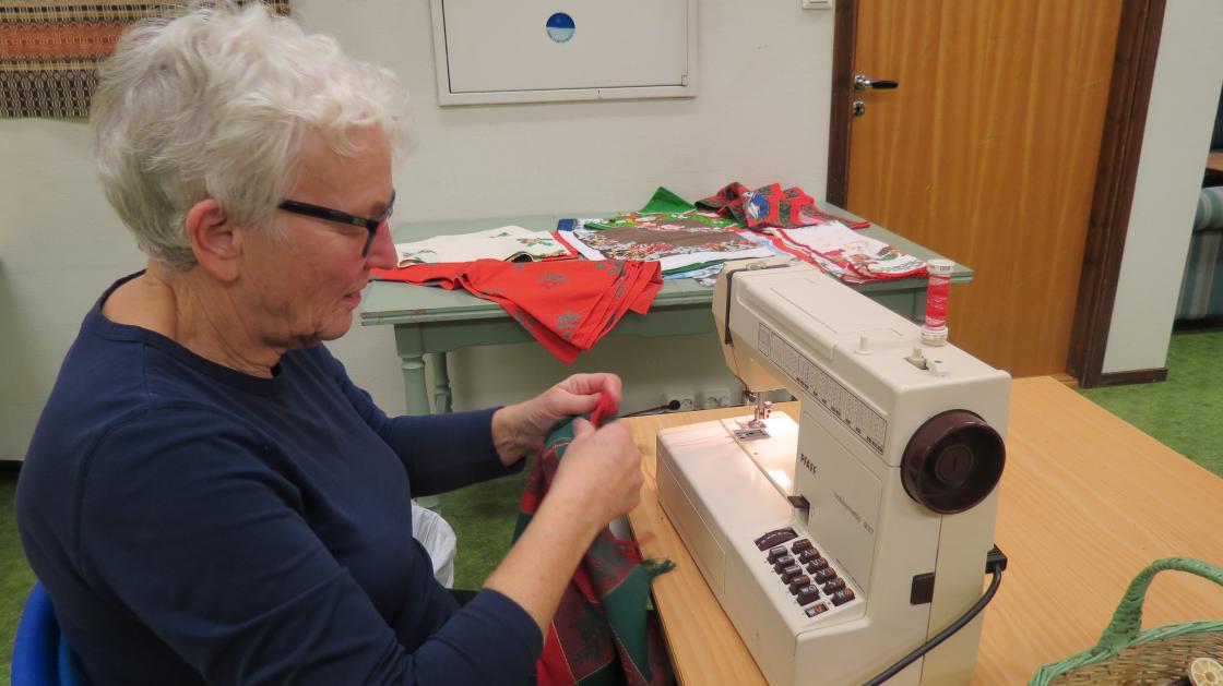 Turid Næss sydde rett og slett handlenett av en solig juleduk fra forrige århundre
