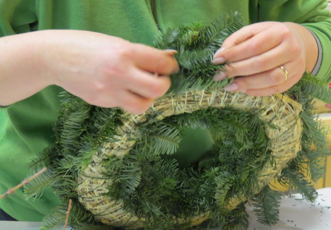 Kransen i edelgran snart ferdig