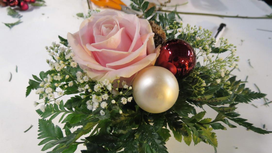 Lekker liten dekorasjon med utgangspunkt i en rose