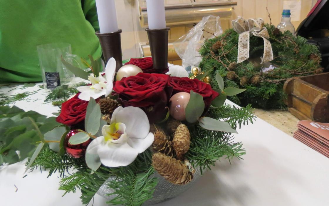 Nok en borddekorasjon - med lys, roser og orkideer