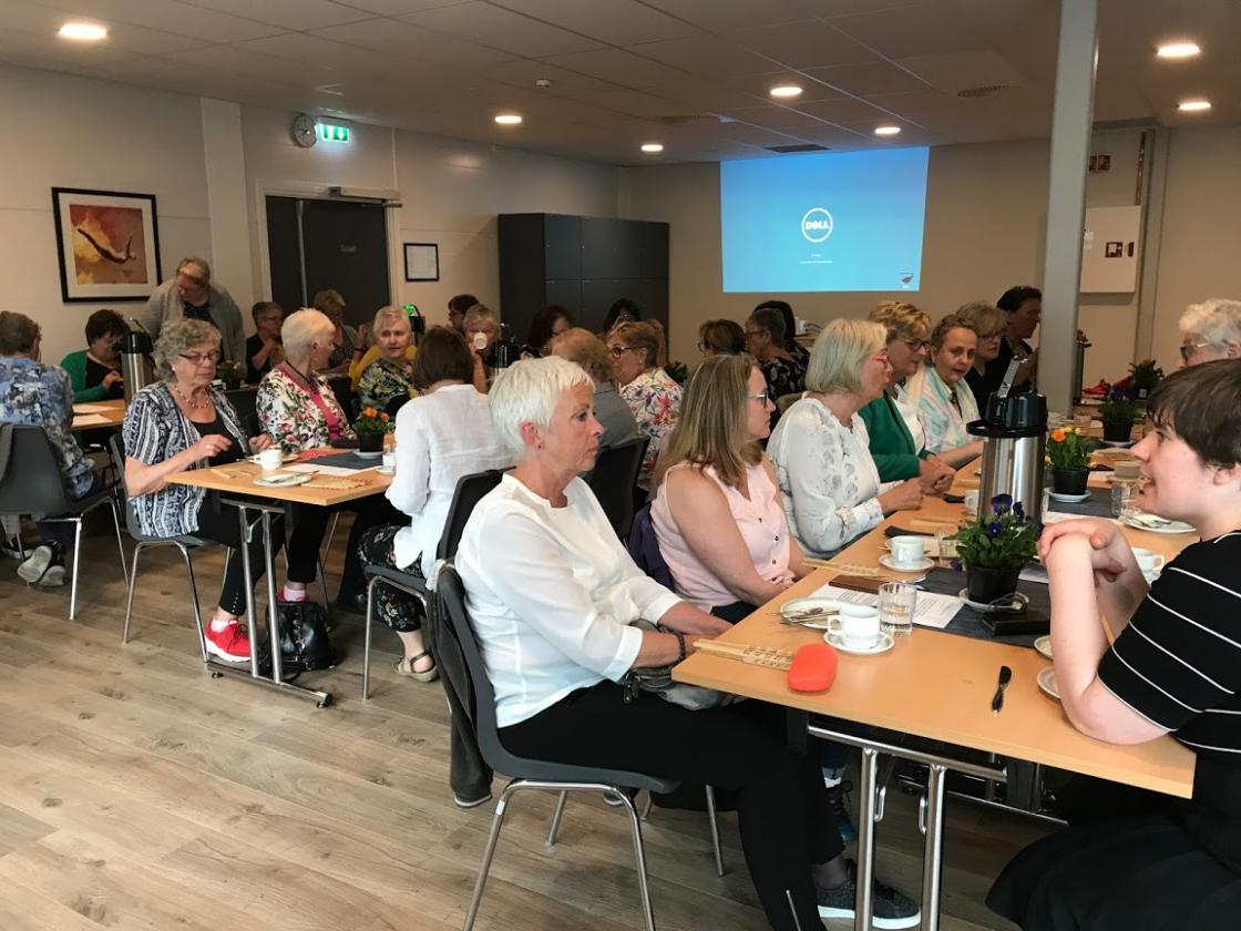 Mange som kosar seg med program og mat.