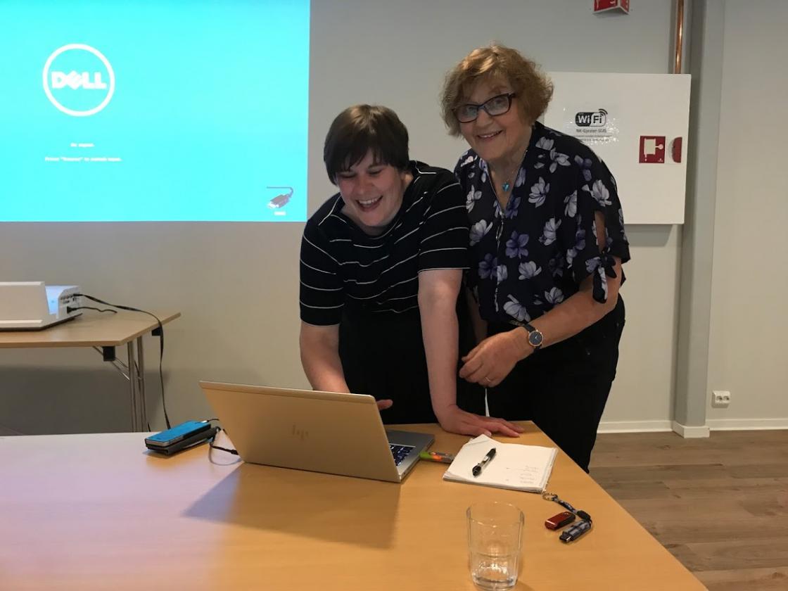 Ingrid fekk data og prosjektor til å samarbeide.