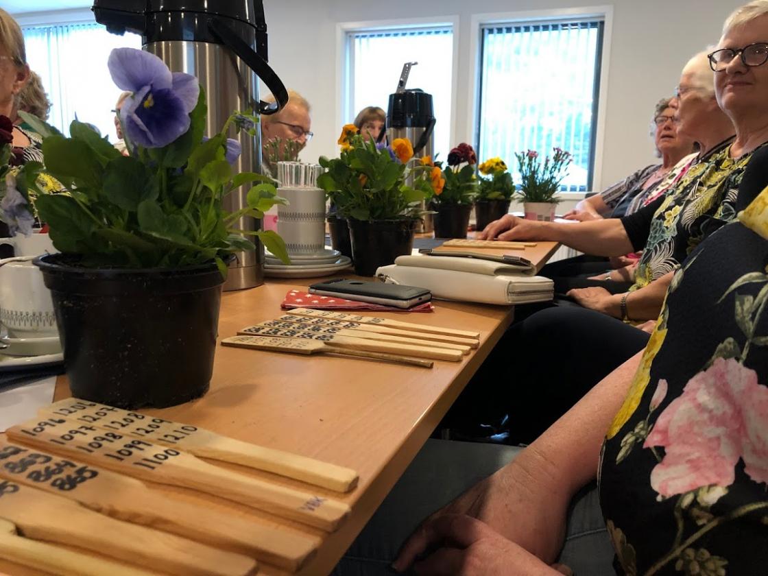 Åresal med sommarblomster som gevinstar.