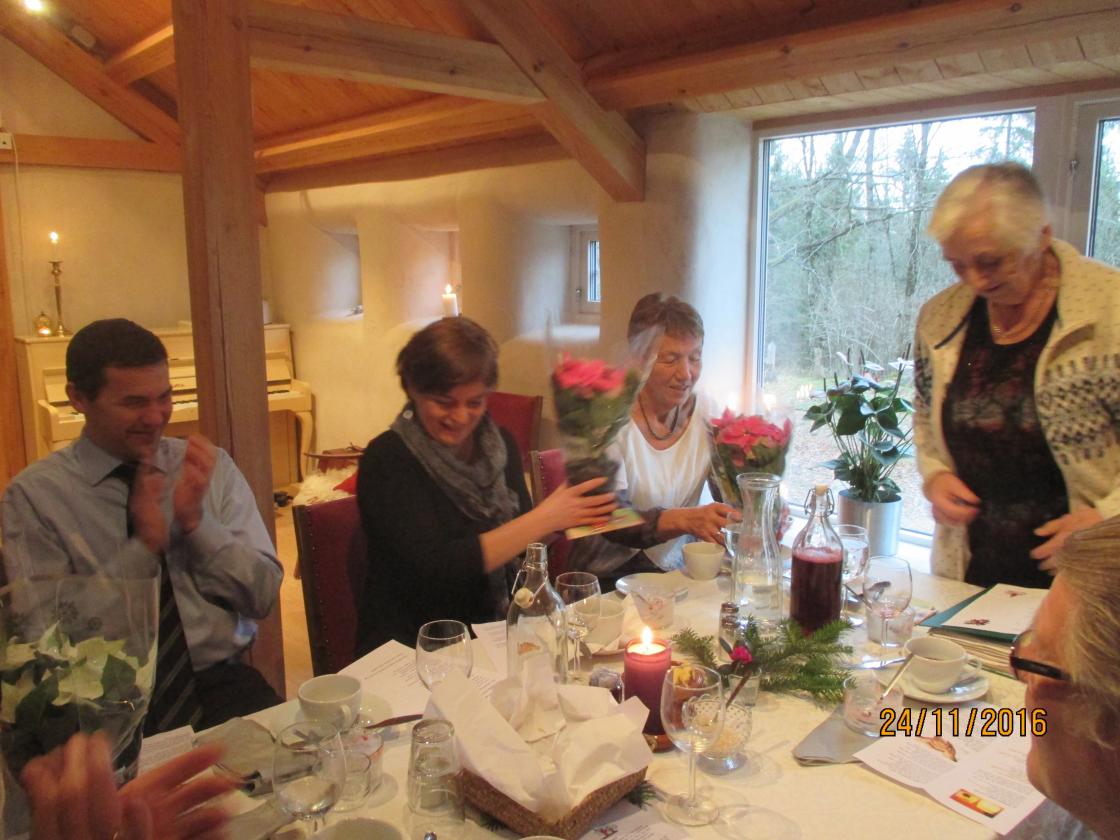 Berit Sæthre ønsket velkommen - og hun overrakte også blomster som takk for underholdning...