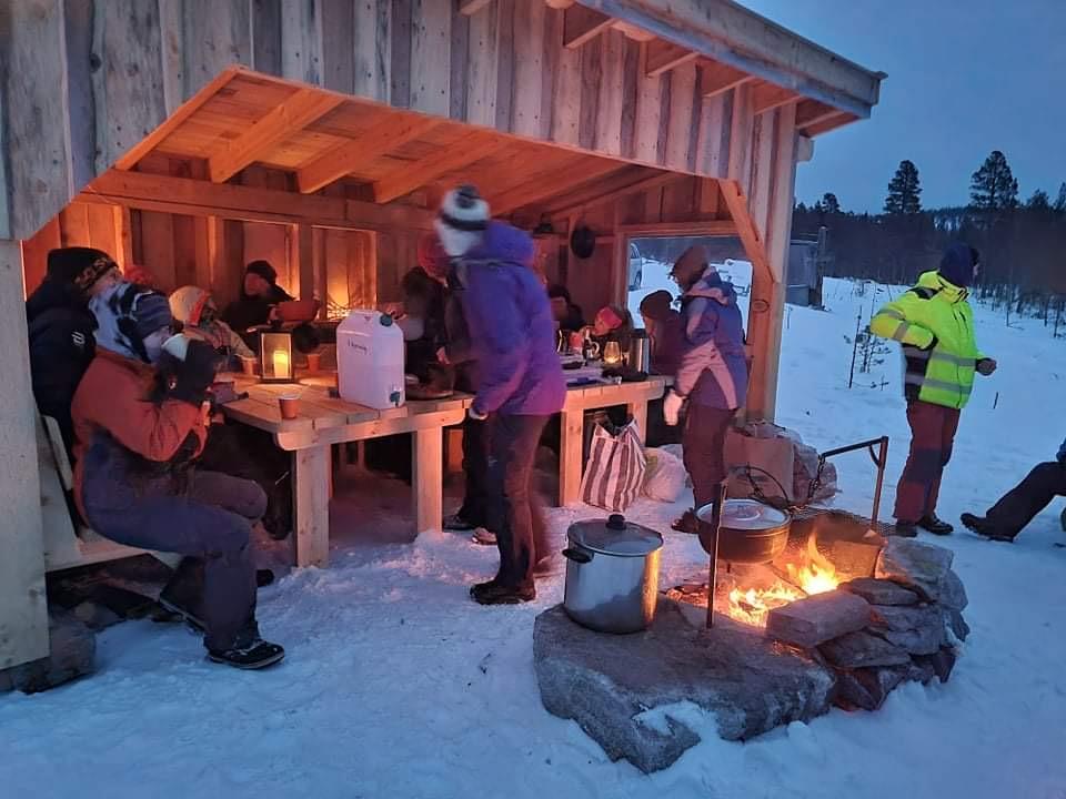 Stor gapahuk, plass til mange