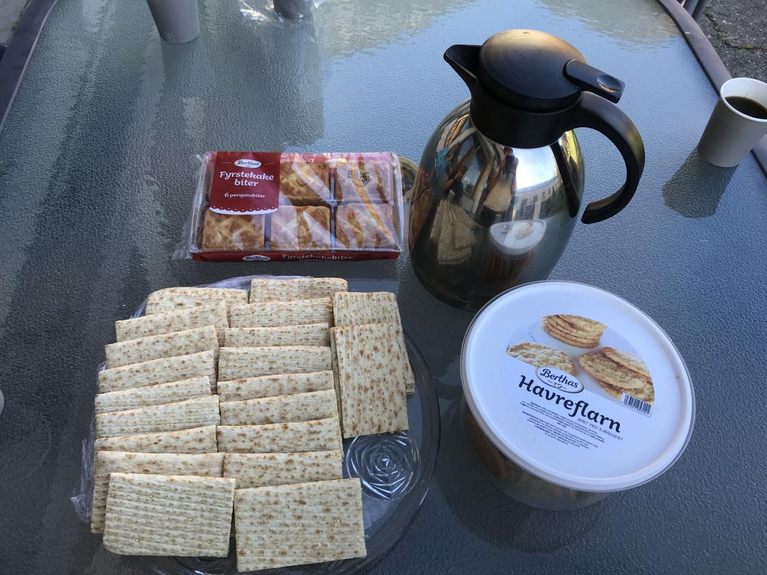 Kjøkkenet serverte oss kaffi og deilige lefser.