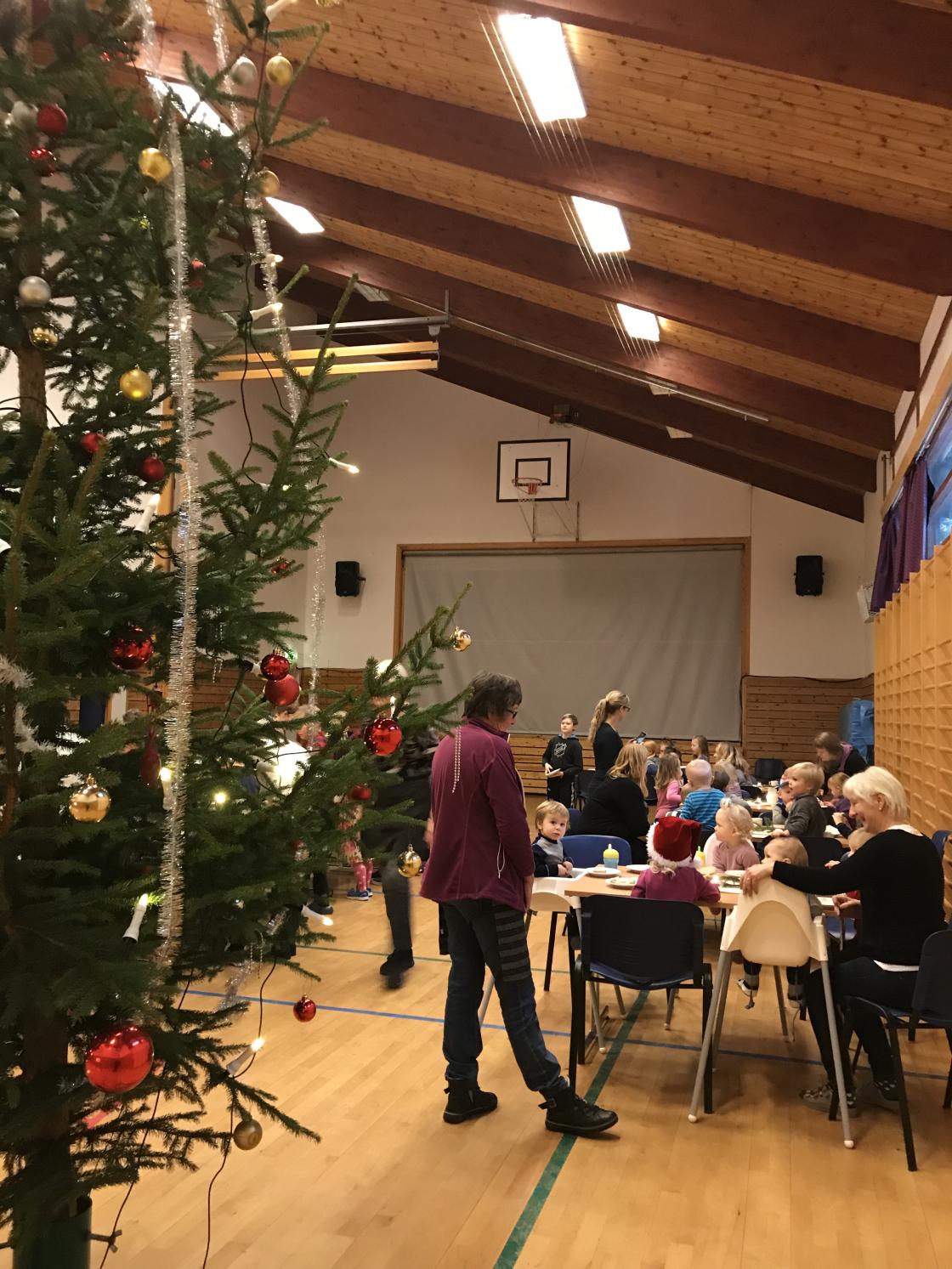 Barna har tatt plass ved bordene