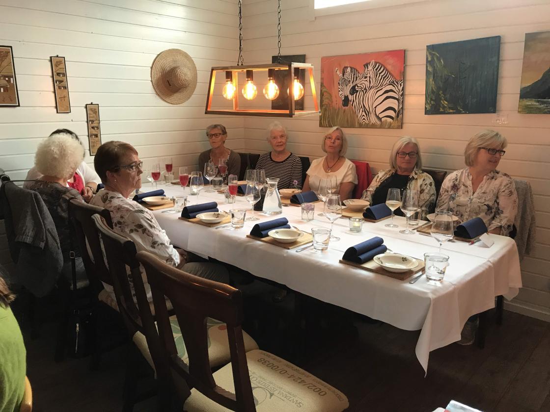 På veggane heng måleri av Myeza til sals og pynt.