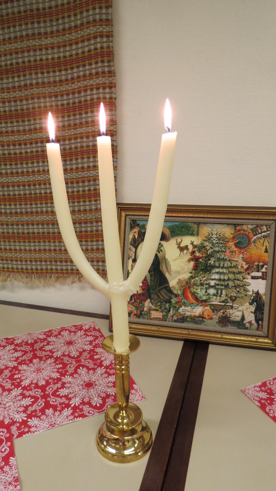 Hellig Tre Kongers-lyset sto tent hele kvelden, støpt av Ingvild