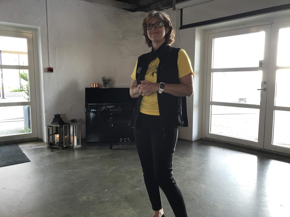 Gunn Skotheimsvik Årdal tok imot oss og fortalde historia om industreventyret til Devold.