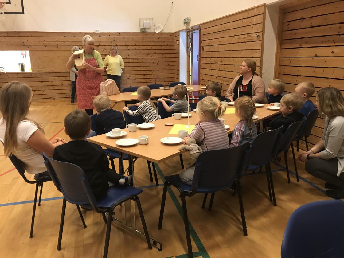 Vi donerte fuglekassen vi vant til barnehagen