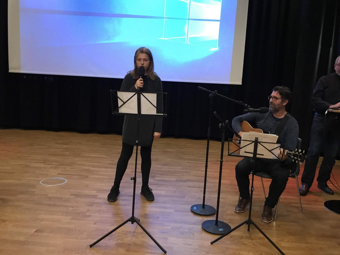 Ana Maria Valdal, Karianne Vikene og Sten Even Holstad underheldt med sang og musikk.