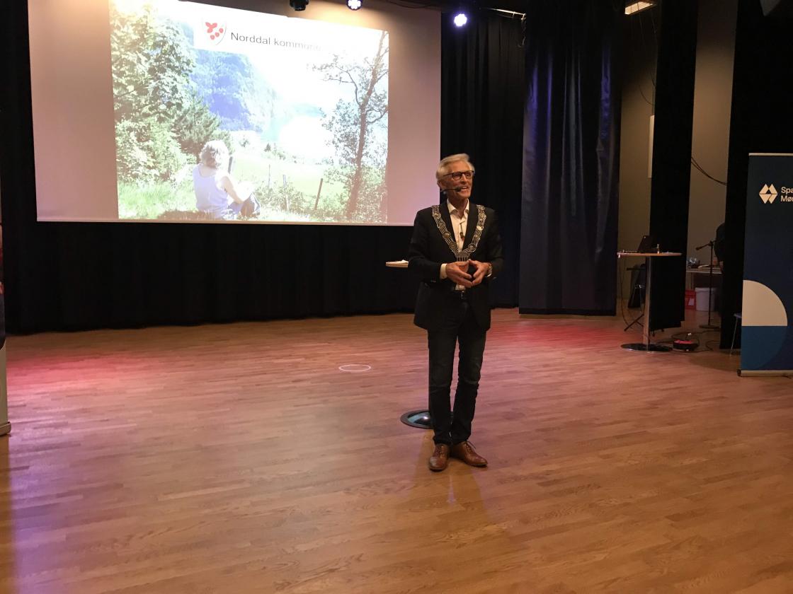 Ordførar Arne Sandnes ynskte velkomen til kommunen .